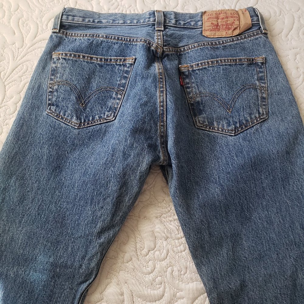 501 MEN'S LEVI JEANS.....great condish...32x30